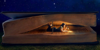 Женщина в книге чикает с фонариком