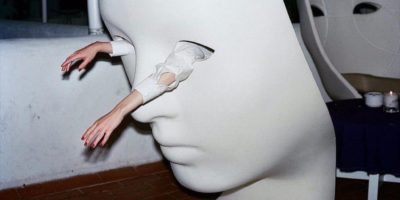 Скульптура лица с руками из глазниц
