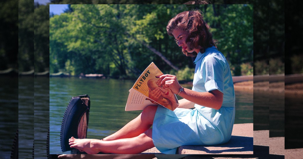Женщина читает журнал на берегу