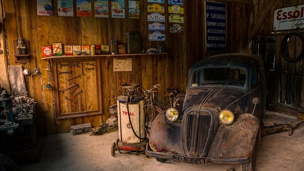 Старое авто в гараже