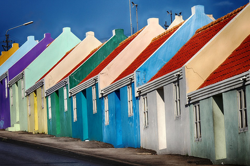 Ряд цветных домов