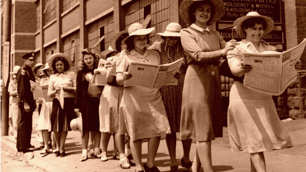 Женщины идут и читают газеты