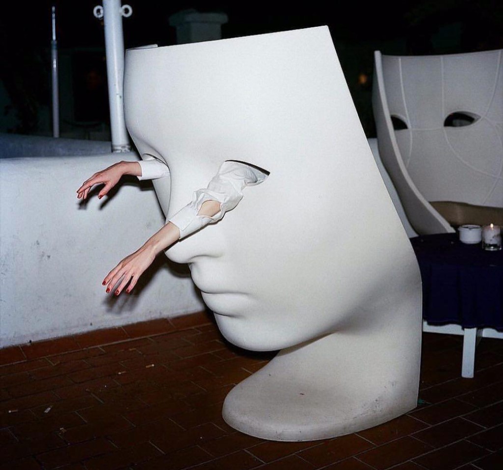 Скульптура лица с руками из глазниц